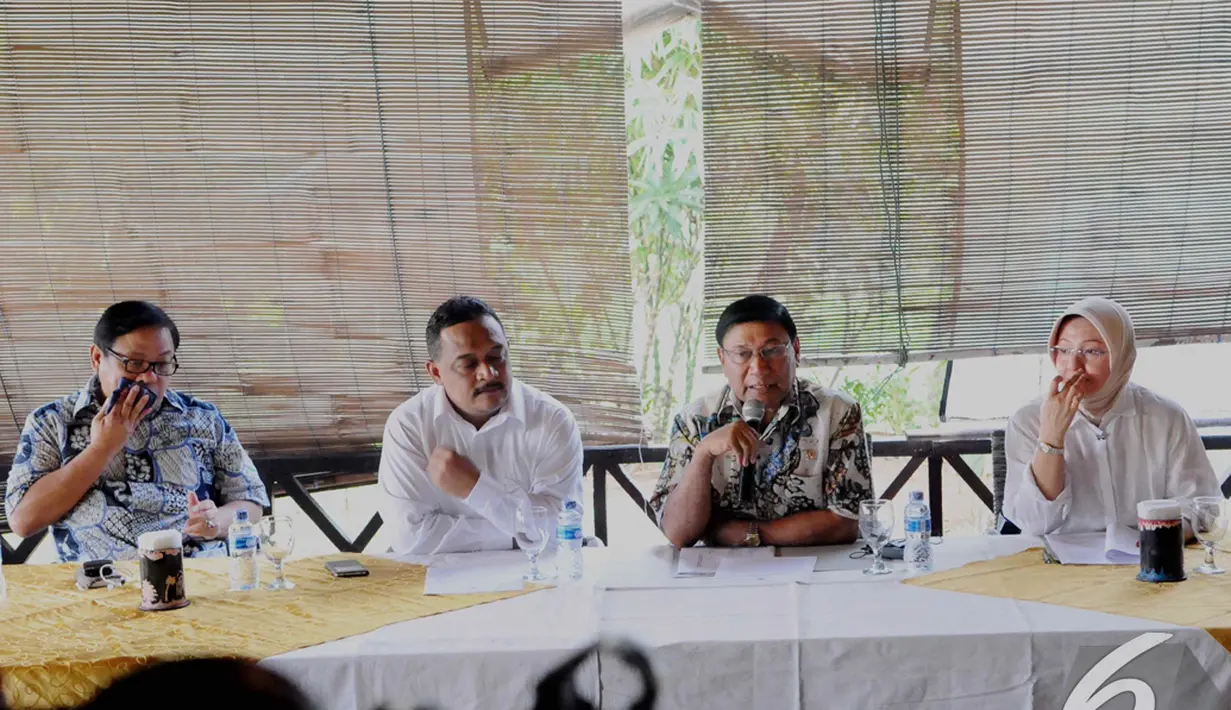 Kiri-kanan: Sekjen DPD Sudarsono Hardjosoekarto, Wakil Ketua Komite Beni Ramdani, Wakil ketua DPD Farouk Muhammad dan Anggota PPU Nurmawati Dewi saat konferensi Pers mengenai keterlibatan DPD atas revisi UUD MD3, Jakarta, Minggu (22/11/2014). (Liputan6.co
