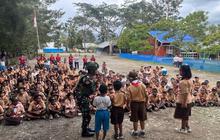 Satgas Yonif 521/DY Beri Wawasan Kebangsaan ke Siswa SD Papua: Tahukah Kamu, Begini Cara TNI Bangun Karakter Bangsa!