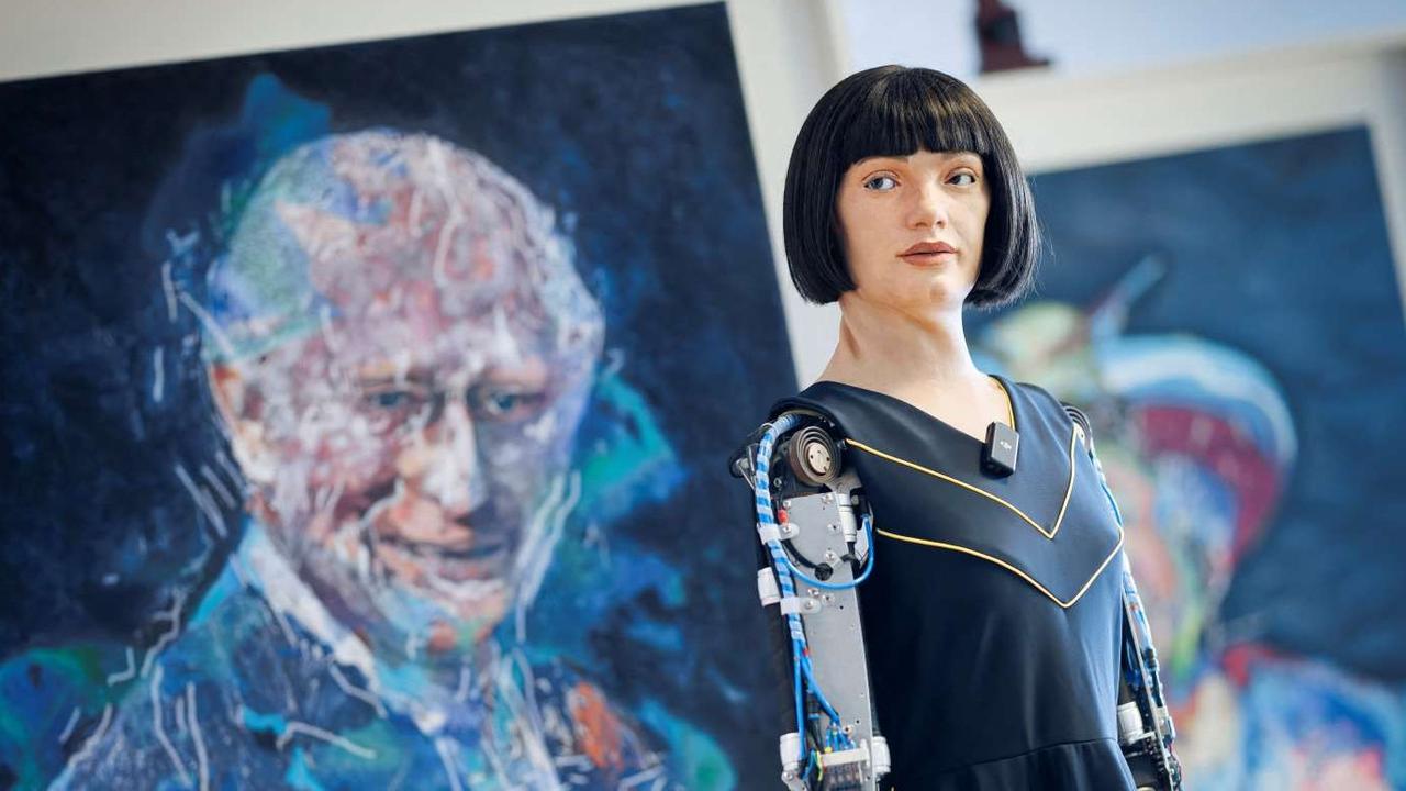 FOTO: Sosok Robot AI Canggih Jago Melukis Jadi Sorotan di KTT Global AI for Good, Tegaskan Tak Berniat Gantikan Manusia