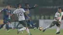 Aksi Michael Essien melewati adangan Ganjar dan Manahati Lestusen (kanan) pada lanjutan Liga 1 2017 di Stadion Si Jalak Harupat, Sabtu (05/8/2017). Persib menang 3-1. (Bola.com/Nicklas Hanoatubun)