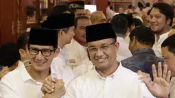 Anies Baswedan berjabat tangan dengan Sandiaga Uno saat difoto usai menggelar Konferensi Pers di Jakarta, Rabu (19/4). Mereka menggelar konpers terkait kemenangannya dalam penghitungan cepat hasil Pilkada DKI putaran kedua. (Liputan6.com/Johan Tallo)