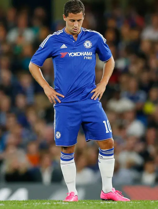 Gelandang Chelsea Eden Hazard tampak lesu setelah timnya kalah atas Fiorentina pada laga International Champions Cup di Stadion Stamford Bridge, Inggris, Kamis (6/8/2015).  Chelsea dipermalukan Fiorentina dengan skor 0-1. (Reuters/Andrew Couldridge)