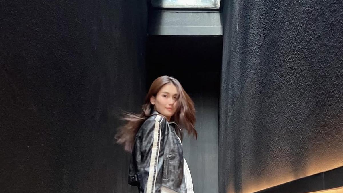 6 Potret Biker Girl Ayu Ting-Ting dengan Boots Chanel Rp53 Jutaan, Hadirkan Vibes Humas Chanel ala Jennie BLACKPINK