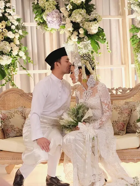 Rona bahagia memang tengah dirasakan Whulandary dan Nik Ibrahim di hari pernikahannya. Terlihat saat keduanya memamerkan buku nikah ke kamera, dan juga saat Nik mencium kening istrinya. Selamat berbahagia Nik dan Whulandary. (Instagram/thecrownspotlight)