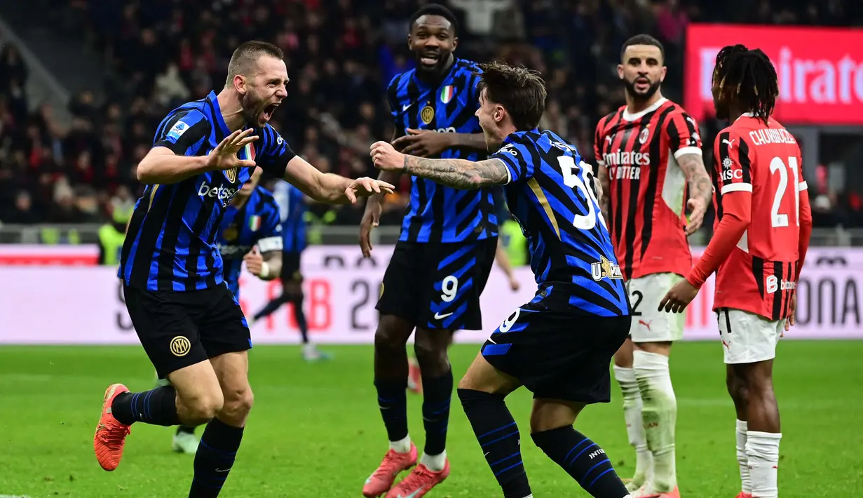 Gol Stefan De Vrij pada masa tambahan waktu (90+3) memupus kemenangan I Rossoneri dan memastikan duel sengit antara AC Milan dan Inter harus berakhir tanpa pemenang. (PIERO CRUCIATTI/AFP)