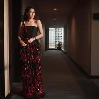 Jadi Dewi Api, Dian Sastro memperlihatkan pesona garang di gala premiere. @therealdisastr.