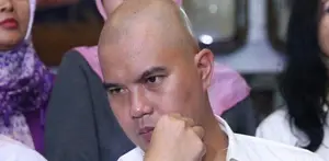 Kasus kicauanya yang dianggap menista agama, Ahmad Dhani dikawal puluhan pengacara cinta tanh air.