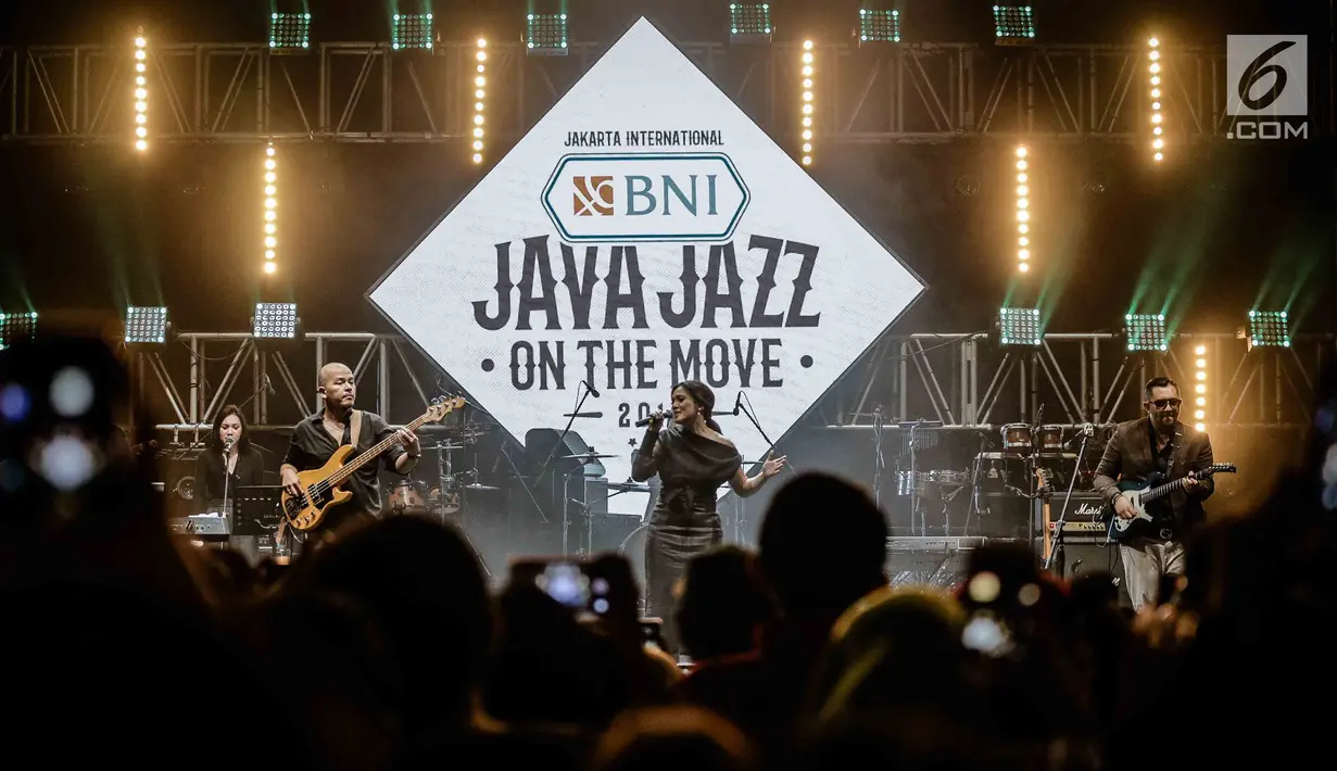 Grup musik Ecoutez saat tampil dalam Java Jazz on The Move di Jakarta, Kamis (15/2). Ecountez akan tampil dalam Java Jazz Festival (JJF) 2018 pada 2-4 Maret 2018 di Jiexpo Kemayoran membawakan 7 lagu. (Liputan6.com/Faizal Fanani)