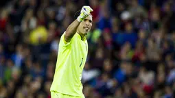 Penjaga gawang Italia, Gianluigi Buffon, merayakan kemenangan atas Norwegia 2-0 di laga kualifikasi Piala Eropa grup H 2016 di Stadion Ullevaal, Oslo, (10/9/2014). (REUTERS/Vegard Grott Wivestad)