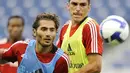 Bayern Munich's Lucio fights for the ball with Turkish midfielder Hamit Altintop during a practice session for an international friendly match with Japanese club team Urawa Reds at Saitama Stadium. AFP PHOTO/Kazuhiro NOGI 