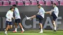 Bek Swiss, Ricardo Rodriguez (kiri) melakukan pemanasan selama sesi latihan tim di Stadion RheinEnergie, Cologne, Jerman (12/10/2020). Swiss akan bertanding melawan Jerman dalam lanjutan UEFA Nations League Divisi A Grup 4 (A4). (AP Photo/Martin Meissner)