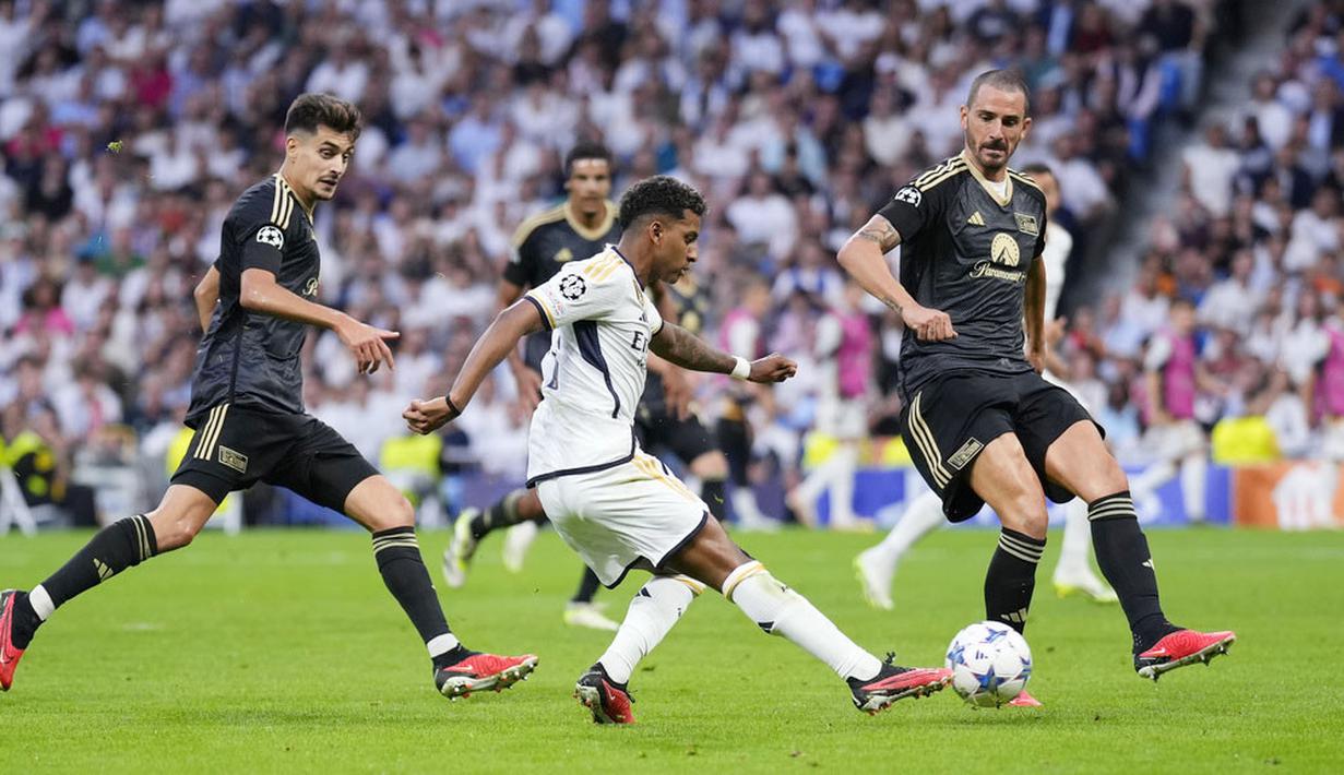 Bek Union Berlin, Leonardo Bonucci, berusaha mengantisipasi pergerakan dan tendangan pemain Real Madrid, Rodrygo, dalam matchday 1 Grup C Liga Champions 2023/2024, di Stadion Santiago Bernabeu, Madrid, Rabu (20/9/2023). (AP Photo/Manu Fernandez)