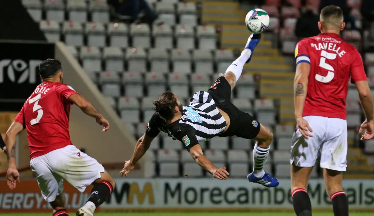 Striker Newcastle, Andy Carroll, melakukan tendangan udara saat menghadapi Morecambe pada laga putaran ketiga Piala Liga Inggris di The Mazuma Stadium, Kamis (24/9/2020) dini hari WIB. Newcastle menang 7-0 atas Morecambe. (AFP/Alex Pantling/pool)