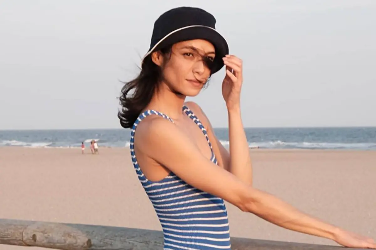 Tampil Gaya dengan Bucket Hat, Ini Potret Mariana Renata Bintang Film Janji Joni