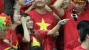 Fans cantik Vietnam berfoto selfie sebelum laga semifinal AFF Cup 2016 antara Indonesia melawan Vietnam di Stadion Pakansari, Bogor, (03/12/2016). (Bola.com/Nicklas Hanoatubun)