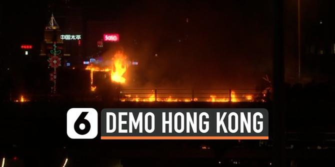 VIDEO: Detik-Detik Demonstran Hong Kong Bakar Mobil Polisi