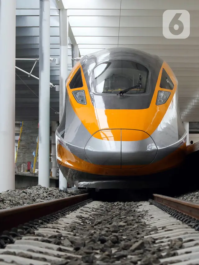 Rangkaian Kereta Cepat Jakarta-Bandung Terparkir di Stasiun Tegalluar