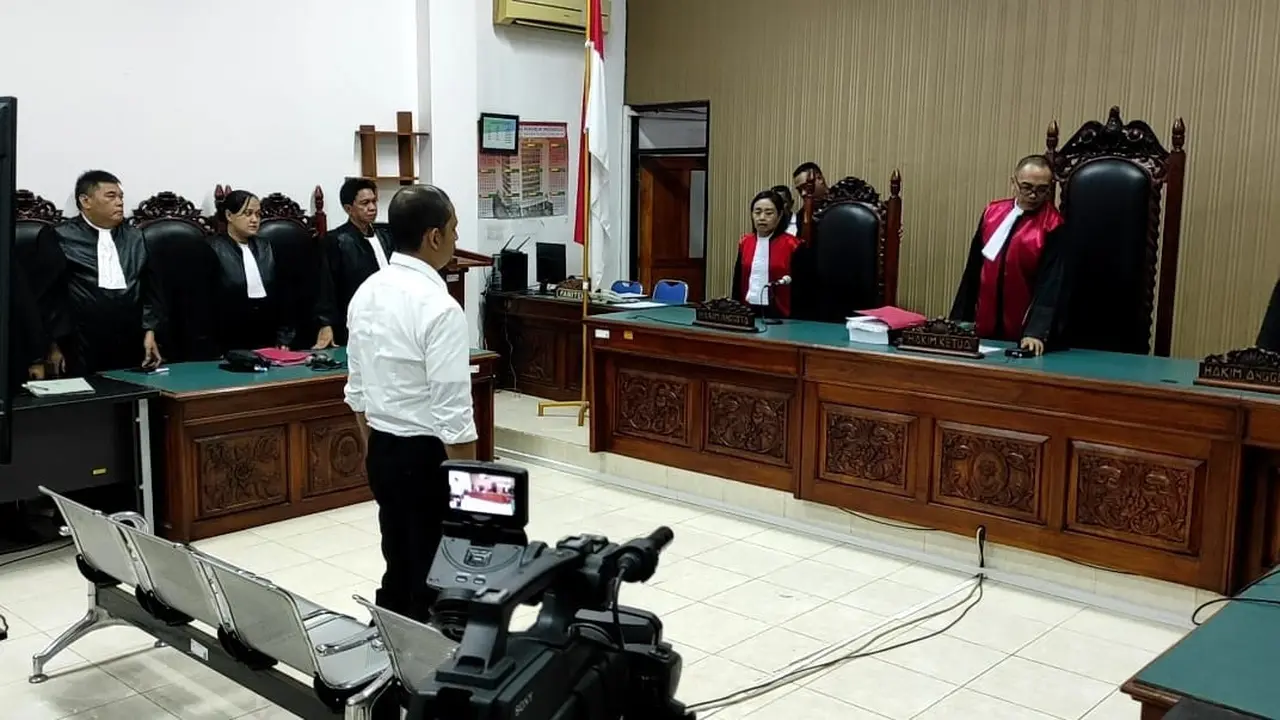 Eks Kapolres Ngada AKBP Fajar Widyadharma Lukman saat menjalani sidang dengan agenda eksepsi di PN Kupang (Liputan6.com/Ola Keda)