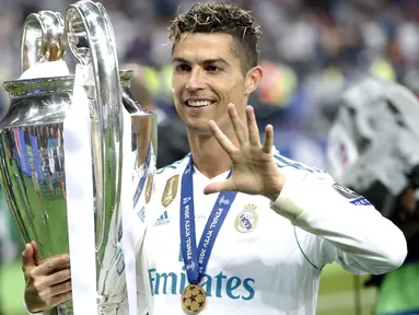 Pemain Real Madrid, Cristiano Ronaldo berfoto bersama trofi saat merayakan kemenangan atas Liverpool dalam laga lanjutan  Liga Champions di Olimpiyskiy Stadium, Kiev, Ukraina, 26 Mei 2018. (AP Photo/Pavel Golovkin)