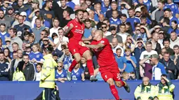 Pemain Liverpool Danny Ings merayakan gol bersama rekannya Martin Skrtel dalam lanjutan Liga Premier Inggris di Goodison Park, Minggu (04/10/2015). Liverpool dan Everton bermain imbang 1-1. (Reuters / Phil Noble)