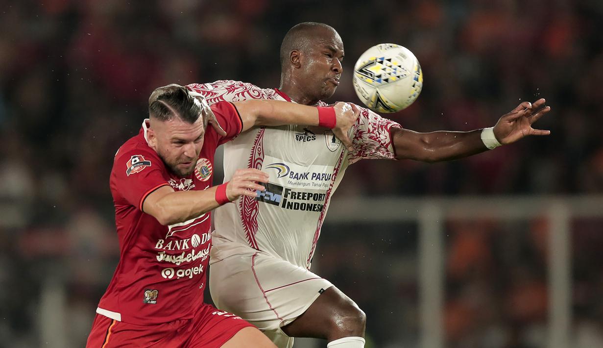 Striker Persija Jakarta, Marko Simic, berebut bola dengan pemain Persipura Jayapura pada laga Shopee Liga 1 di Stadion Utama Gelora Bung Karno, Senayan, Jakarta, Kamis (28/11). Persija menang 1-0 atas Persipura. (Bola.com/Yoppy Renato)