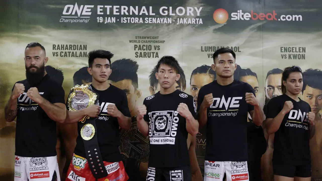 Para petarung MMA foto bersama usai latihan. (Bola.com/M. Iqbal Ichsan)