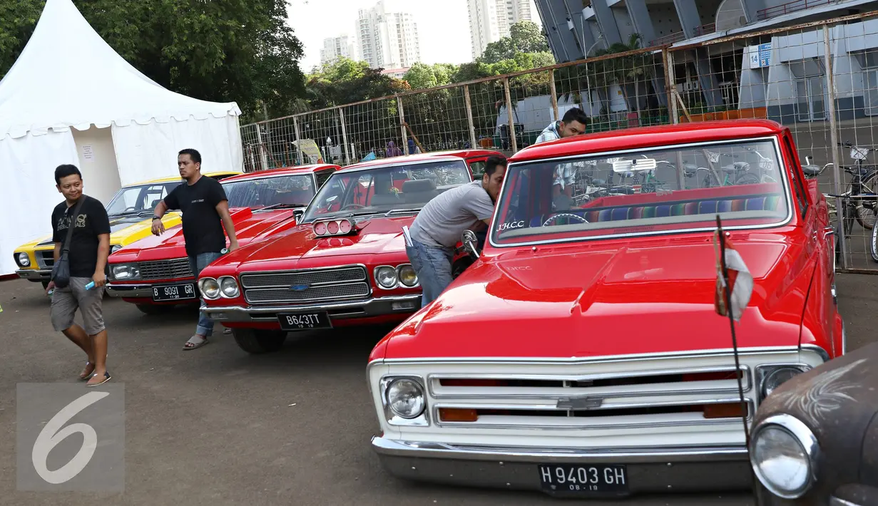 Pengunjung berkeliling di sekitar event Otobursa Tumplek Blek 2016 di Jakarta, (28/5). Pameran otomotif outdoor terbesar di Asia Tenggara yang mengusung tema 'Otomotif Delight' tersebut berlangsung pada 28-29 Mei 2016. (Liputan6.com/Immanuel Antonius)