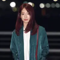 Velvet long outer untuk kesan classic sophisticated. (Sumber foto: www.soompi.com)