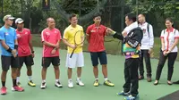 Menpora Imam Nahrawi berbincang dengan atlet Soft Tenis di di kawasan Lapangan Tenis Hotel Sultan, Jakarta.