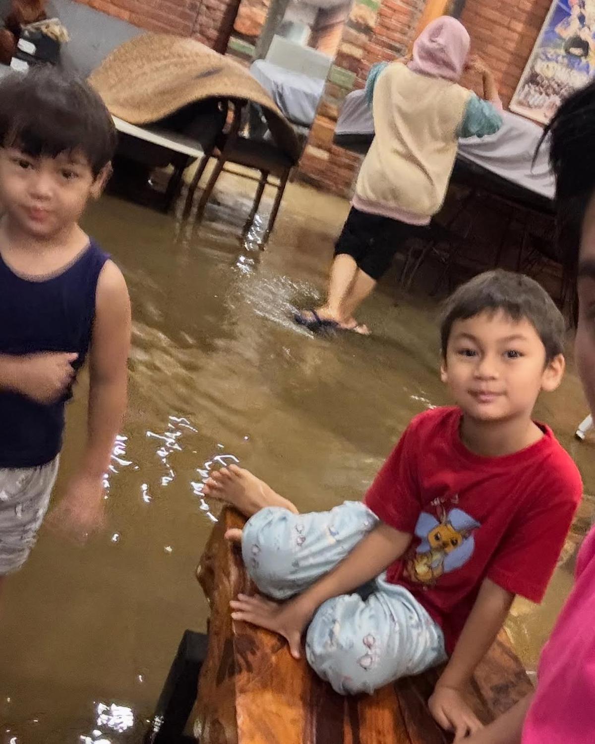 4 Artis Terdampak Banjir Jabodetabek 2025, dari Baim Wong yang Kehilangan Barang Elektronik hingga Clarissa Putri