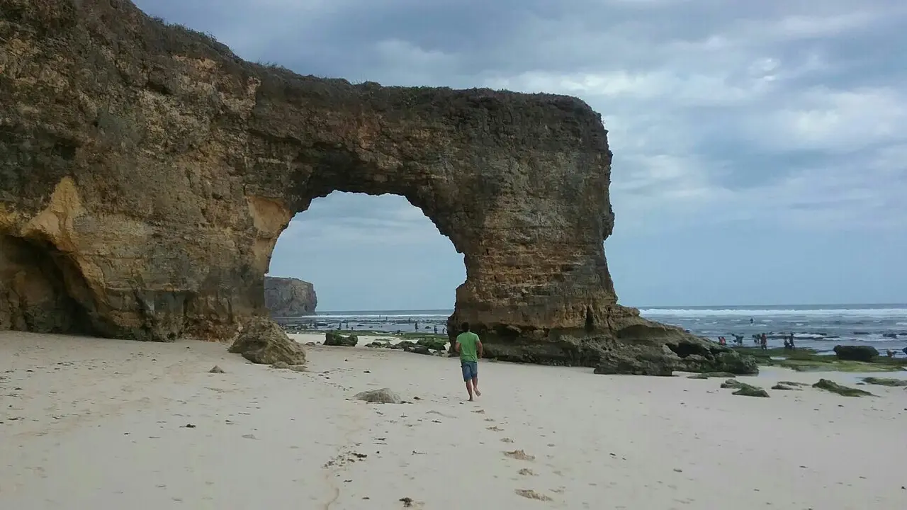 Karang Bolong Pantai Bawana, Ikon Baru Wisata Pantai Pulau Sumba