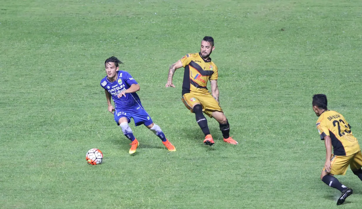 Pemain Persib Bandung, Kim Kurniawan mengecoh pemain Mitra Kukar pada laga Torabika SC 2016 di Stadion Gelora Bandung Lautan Api, Sabtu (18/6/2016). Persib Menang 2-1.(Bola.com/Nicklas Hanoatubun)