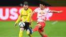 Bek Borussia Dortmund, Lukasz Piszczek (kiri) berebut bola dengan striker RB Leipzig, Hwang Hee-chan dalam laga final DFB Pokal 2020/2021 di Olympiastadion, Berlin, Kamis (13/5/2021). Dortmund menang 4-1 atas Leipzig dan menjadi juara. (AFP/Annegret Hilse/Pool)