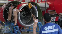 Teknisi tengah melakukan perbaikan pesawat di Hanggar 4 GMF, Tangerang, Jumat (6/11/2015). Untuk mendukung operasional hanggar tersebut dibutuhkan setidaknya ratusan teknisi hingga akhir tahun.(Liputan6.com/Angga Yuniar)