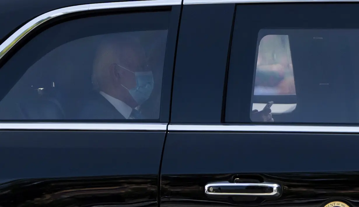 Presiden AS Joe Biden mengenakan masker saat kembali ke Gedung Putih dari rumahnya di Pantai Rehoboth setelah pulih dari infeksi COVID-19 di Washington, Selasa (23/7/2024). (AP Photo/Julia Nikhinson)