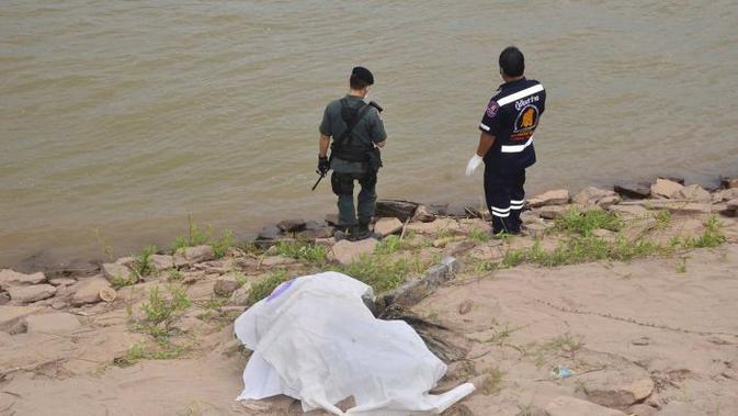 Mayat yang ditemukan di Sungai Mekong dibungkus dengan karung coklat dan ditambah dengan balok semen. (AP)