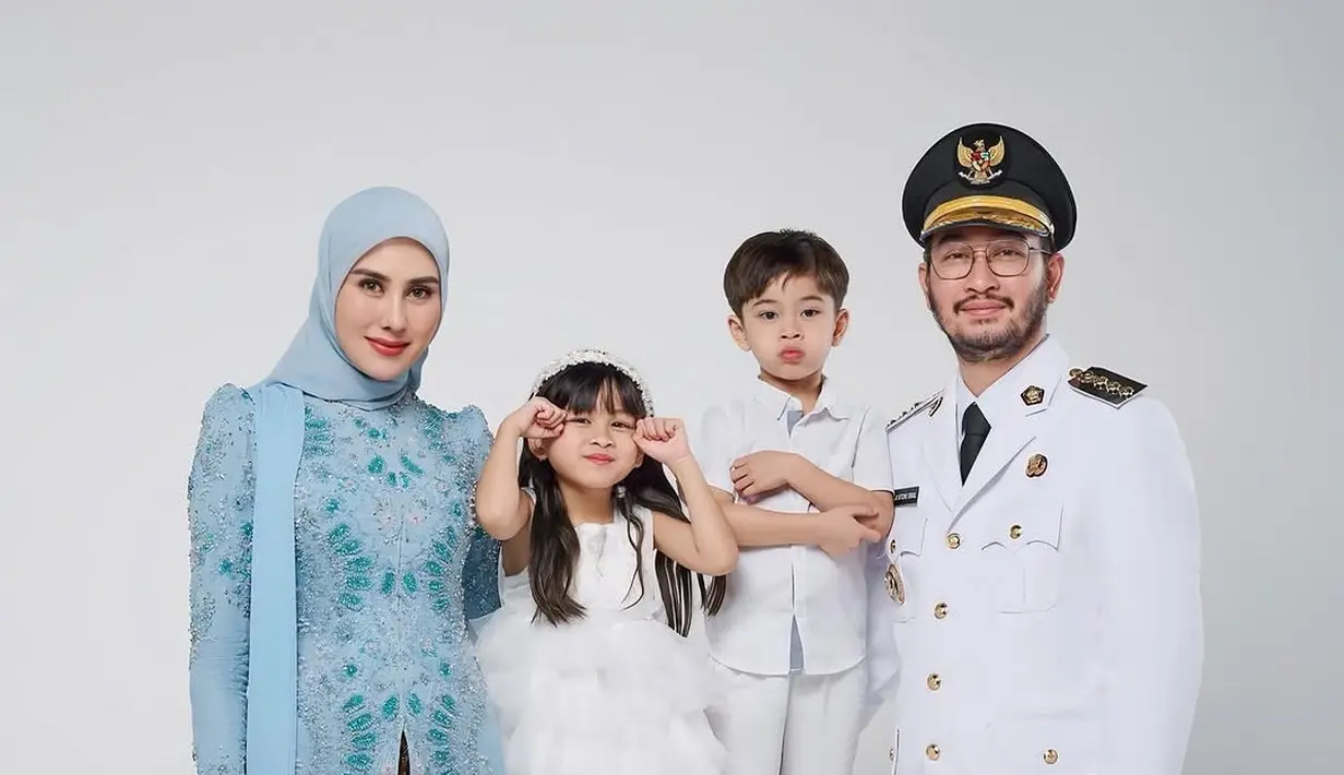 Sebagai Ketua PKK Bandung Barat, Syahnaz Sadiqah tampil anggun dalam balutan kebaya hijau toska yang elegan. Kebaya panjang bermotif bunga yang ia kenakan dipadukan dengan rok panjang dan hijab senada, menciptakan kesan berwibawa. Sepatu hak tinggi melengkapi penampilannya, menambah kesan percaya diri dan siap menjalankan tugas barunya.  (Liputan6.com/IG/@ritchieismail)