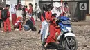 Warga memboncengi anaknya dengan sepeda motor saat akan mengikuti upacara Hari Kemerdekaan ke-76 RI di Cilincing, Jakarta, Selasa (17/8/2021). (merdeka.com/Iqbal S. Nugroho)