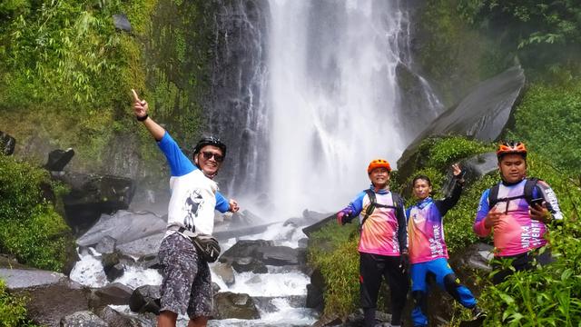Gelontoran dua gelombang besar curug atau air terjun Cisarua, Cilawu, Garut, Jawa Barat mampu menyejukan siapapun pengunjung yang datang.