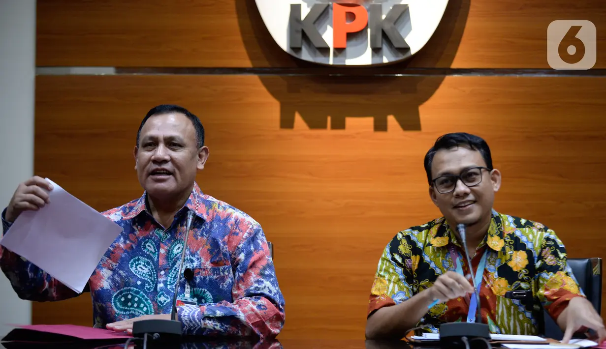 Ketua KPK Firli Bahuri (kiri) dan Plt Jubir KPK Ali Fikri menyampaikan keterangan terkait pengembangan kasus proyek jalan Bengkalis di Gedung KPK, Jakarta, Jumat (17/1/2020). KPK menetapkan 10 tersangka dalam kasus tersebut. (merdeka.com/Dwi Narwoko)