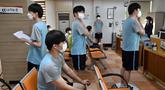 Sejumlah pemuda Korea Selatan menjalani pemeriksaan medis untuk wajib militer di Administrasi Tenaga Kerja Militer Regional Seoul, Seoul, Korea Selatan, Rabu (1/2/2023). Korea Selatan mempertahankan sistem wajib militer yang mengharuskan hampir semua warga pria sehat untuk mengikutinya. (Jung Yeon-je/AFP)
