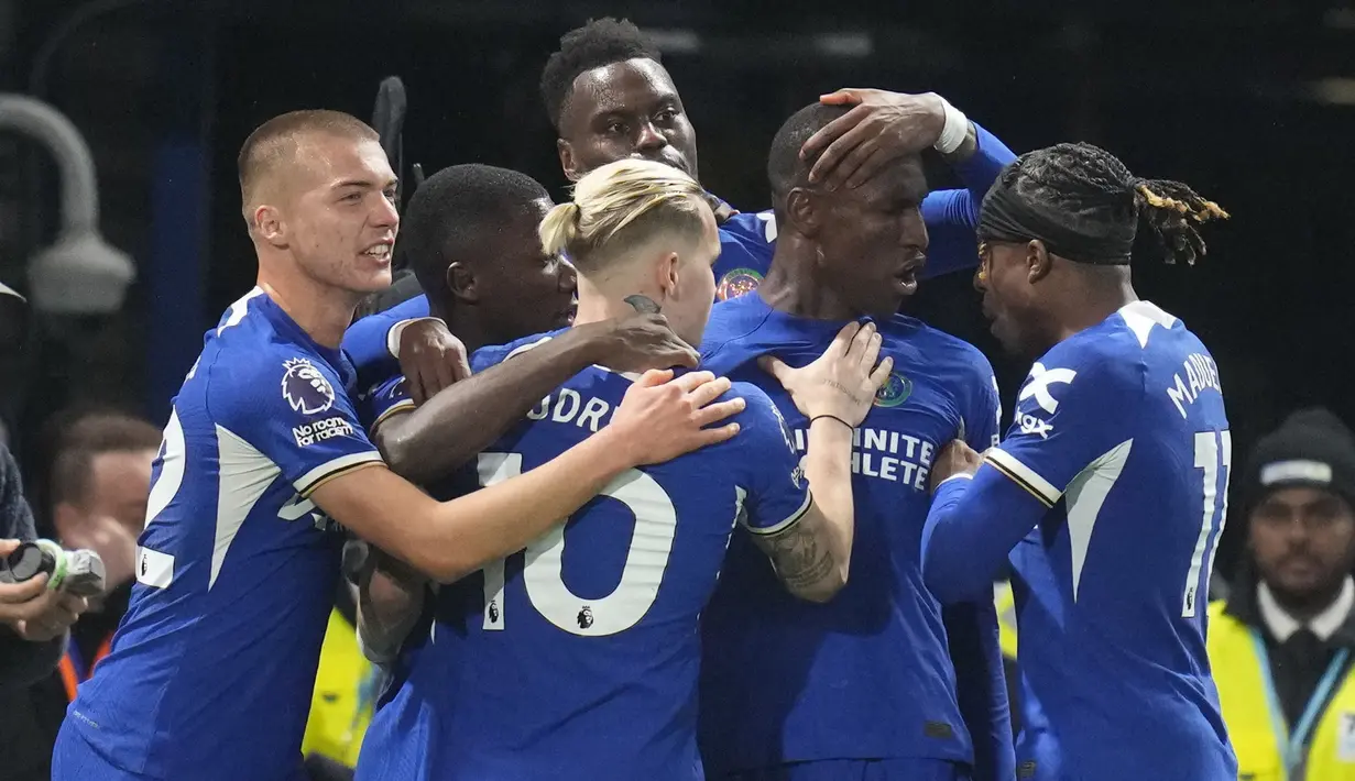 Para pemain Chelsea merayakan gol Nicolas Jackson ke gawang Tottenham Hotspur pada laga Liga Inggris di Stadion Stamford Bridge, Jumat (3/4/2024).  (Foto AP/Kirsty Wigglesworth)