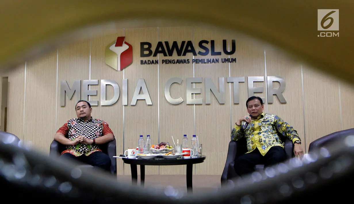 Ketua Bawaslu Abhan (kanan) dan Anggota Bawaslu Mochammad Afifuddin memberikan pemaparan saat diskusi dengan wartawan membahas persoalan seputar Daftar Pemilih Tetap (DPT) Pemilu 2019 di kantor Bawaslu, Jakarta, Rabu (14/11). (Liputan6.com/Johan Tallo)