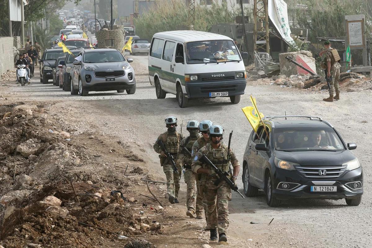 FOTO: Patroli Pasukan UNIFIL  di Tengah Kepulangan Warga Lebanon Selatan