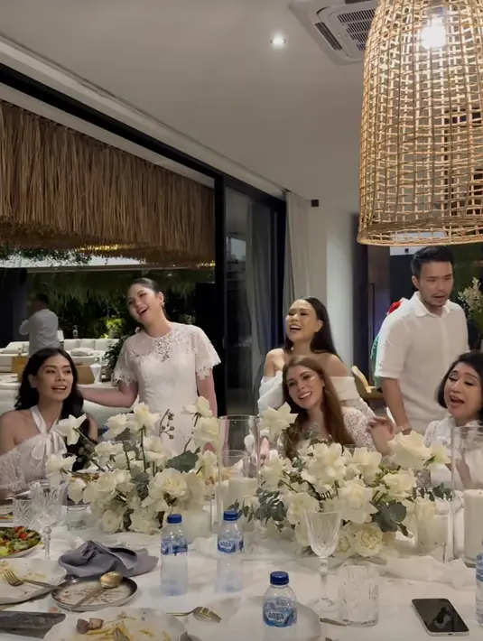 Tampak anggota keluarga lainnya juga terlihat menawan dalam balutan nuansa putih. [Foto: instagram/ Jessica Mila]