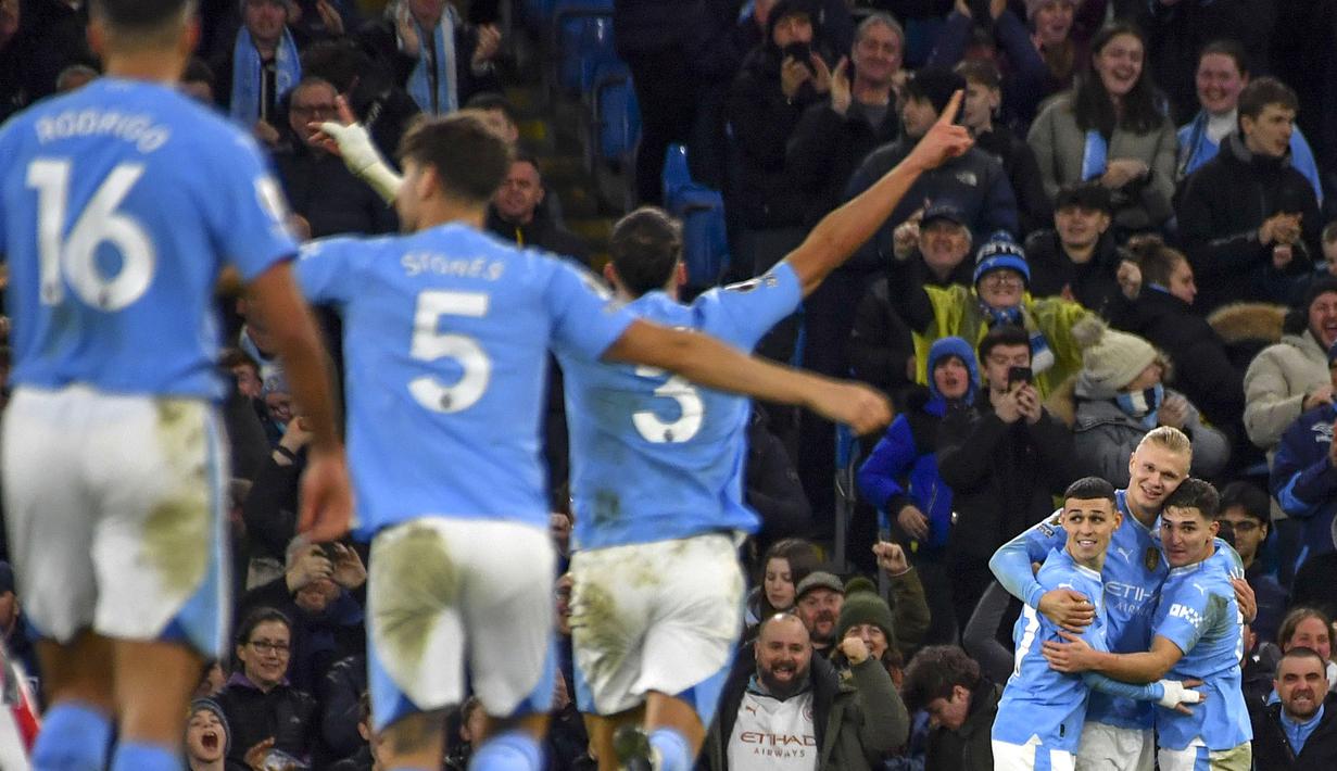 Pemain Manchester City, Erling Haaland merayakan gol ke gawang Brentford bersama rekan-rekannya pada laga lanjutan Liga Inggris 2023/2024 di Etihad Stadium, Manchester, Inggris, Rabu (21/02/2024) dini hari WIB. (AP Photo/Rui Vieira)