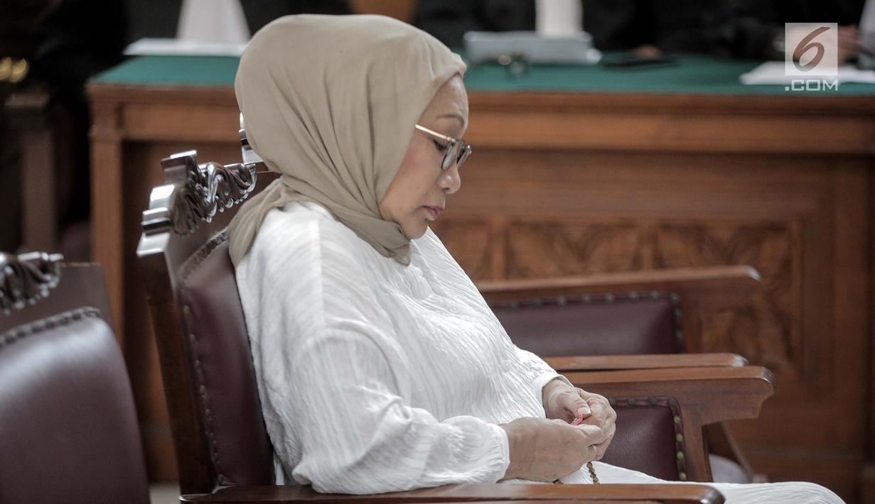 Terdakwa kasus penyebaran hoaks Ratna Sarumpaet memegang tasbih sambil menyimak pembacaan putusan dalam sidang di PN Jakarta Selatan, Kamis (11/7/2019). Majelis hakim memvonis Ratna dengan hukuman 2 tahun penjara atas kasus penyebaran berita bohong yang menjeratnya. (Liputan6.com/Faizal Fanani)