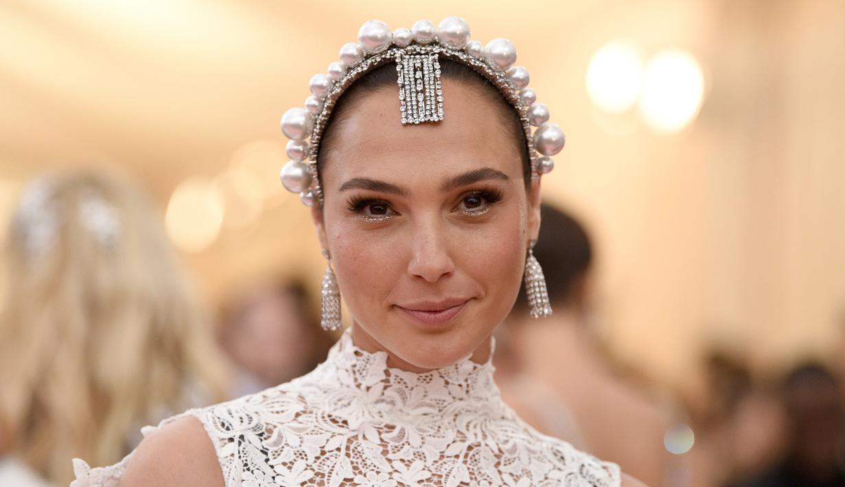 Gal Gadot tampil cantik mengenakan busana renda saat menghadiri Met Gala 2019 bertema Camp: Notes on Fashion di The Metropolitan Museum of Art, New York, Amerika Serikat, Senin (6/5/2019). (Photo by Evan Agostini/Invision/AP)