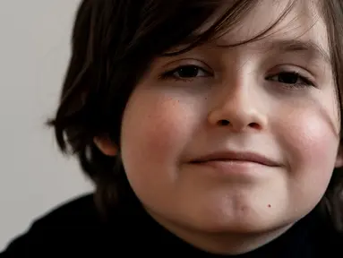 Mahasiswa Belgia Laurent Simons, 9 tahun, berpose saat sesi foto di rumahnya di Amsterdam (21/11/2019). Laurent Simons sedang belajar teknik elektro di Eindhoven University of Technology dan sedang menyelesaikan studinya pada bulan Desember. (AFP Photo/Kenzo Tribouillard)