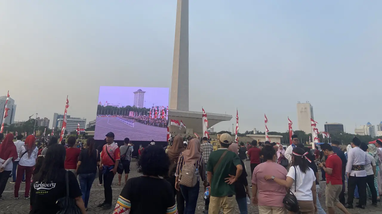 Warga mulai memadati Monumen Nasional jelang Gemilang Silang Monas yang menjadi rangkaian acara dalam memperingati Hari Ulang Tahun ke-78 Republik Indonesia (HUT ke-78 RI).